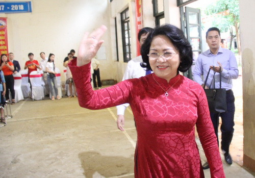 Phó Chủ tịch nước Đặng Thị Ngọc Thịnh vẫy chào các thầy, cô giáo và các em học sinh trong Ngày khai giảng Phó Chủ tịch nước Đặng Thị Ngọc Thịnh vẫy chào các thầy, cô giáo và các em học sinh trong Ngày khai giảng