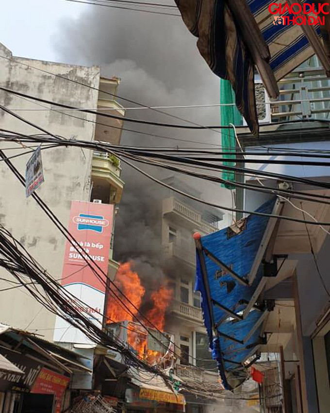 Hỏa hoạn xảy ra vào khoảng 11h20p, ngay sau đó bùng phát rất nhanh do trong nhà có nhiều vật liệu dễ cháy. Hỏa hoạn xảy ra vào khoảng 11h20p, ngay sau đó bùng phát rất nhanh do trong nhà có nhiều vật liệu dễ cháy.