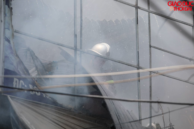 Căn nhà bị cháy nằm sâu trong ngõ nên công tác chữa cháy rất khó khăn. Căn nhà bị cháy nằm sâu trong ngõ nên công tác chữa cháy rất khó khăn.