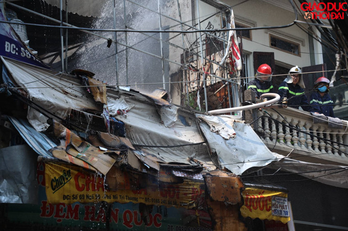 Hàng chục chiến sĩ PCCC đã có mặt tại hiện trường dập lửa, chống cháy lan. Hàng chục chiến sĩ PCCC đã có mặt tại hiện trường dập lửa, chống cháy lan.
