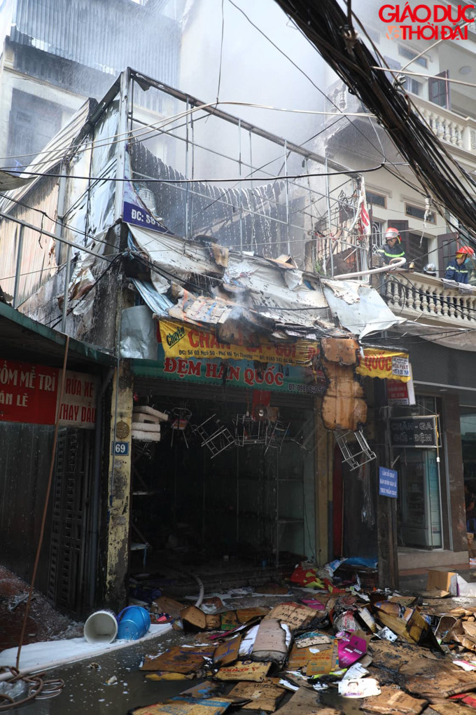 Đến khoảng 12h30, đám cháy được dập tắt hoàn toàn. Đến khoảng 12h30, đám cháy được dập tắt hoàn toàn.