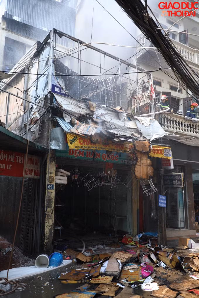 Đến khoảng 12h30, đám cháy được dập tắt hoàn toàn.