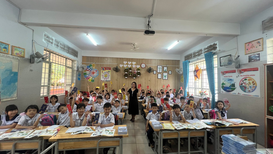 Học sinh lớp 2A3 nhận lì xì năm mới từ cô giáo chủ nhiệm. (TT) Học sinh lớp 2A3 nhận lì xì năm mới từ cô giáo chủ nhiệm. (TT)