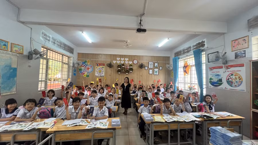 Học sinh lớp 2A3 nhận lì xì năm mới từ cô giáo chủ nhiệm. (TT)