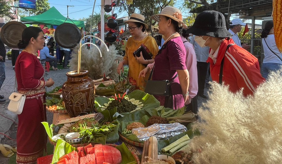 Du khách tham quan, thưởng thức các món ăn truyền thống tại Liên hoan ẩm thực. Du khách tham quan, thưởng thức các món ăn truyền thống tại Liên hoan ẩm thực.