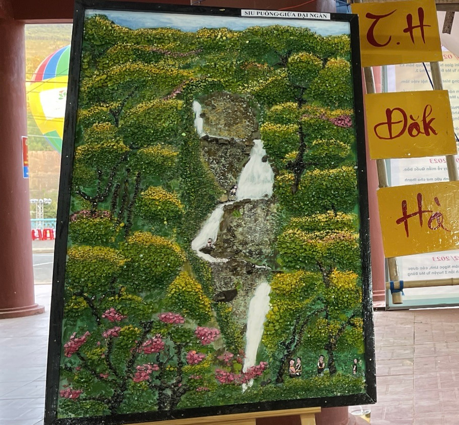 Bức tranh “Siu Puông giữa đại ngàn” do giáo viên và học sinh Trường Tiểu học xã Đăk Hà vẽ trúng đấu giá với số tiền 18 triệu đồng.