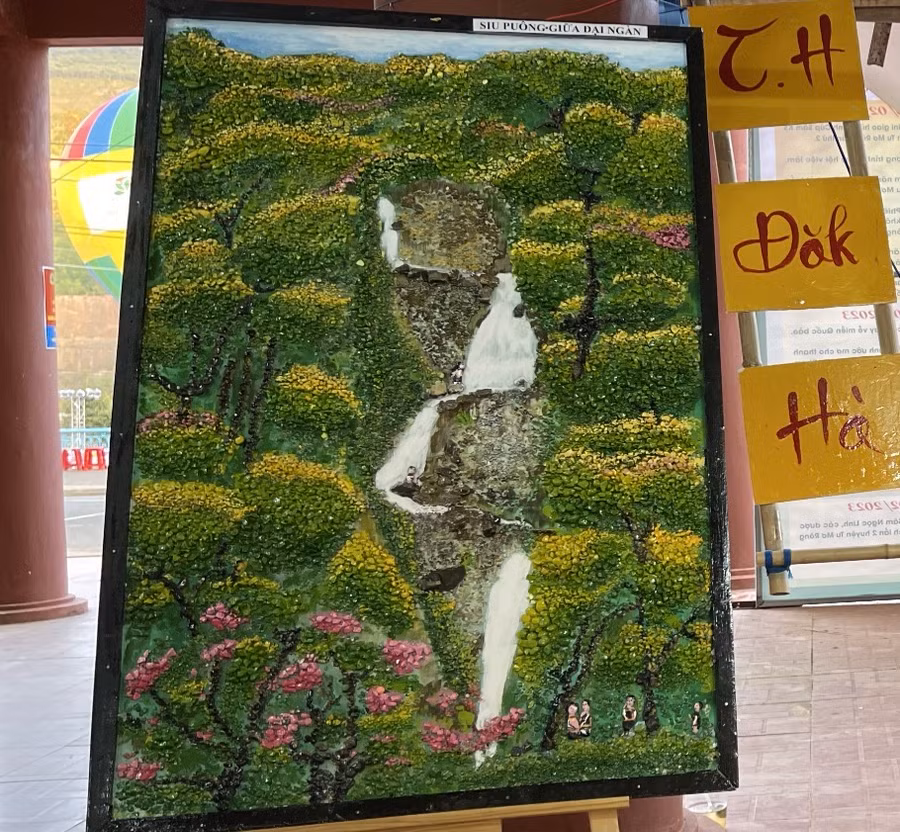 Bức tranh “Siu Puông giữa đại ngàn” do giáo viên và học sinh Trường Tiểu học xã Đăk Hà vẽ trúng đấu giá với số tiền 18 triệu đồng.