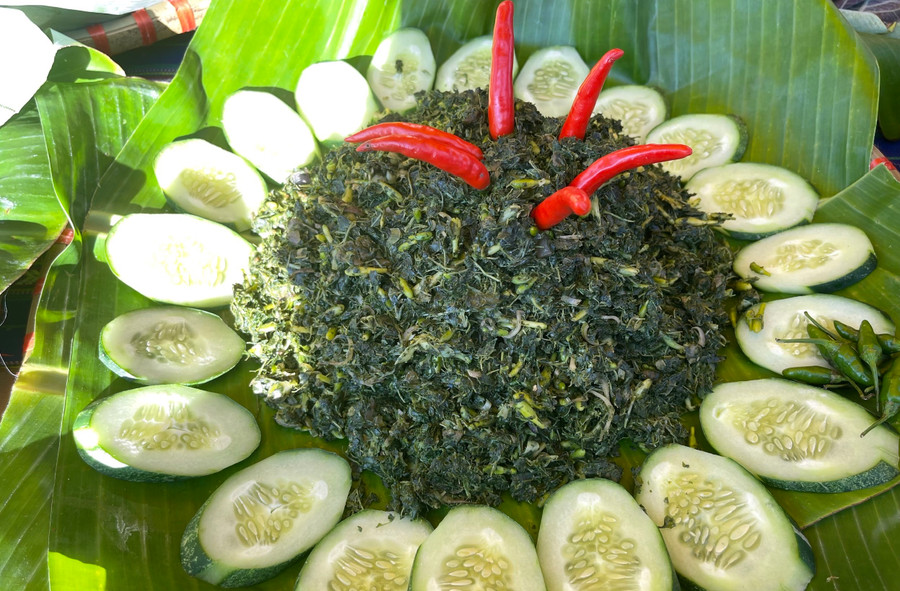 Lá mì xào hoa đu đủ là món ăn truyền thống của dân tộc trên Tây Nguyên. Lá mì xào hoa đu đủ là món ăn truyền thống của dân tộc trên Tây Nguyên.