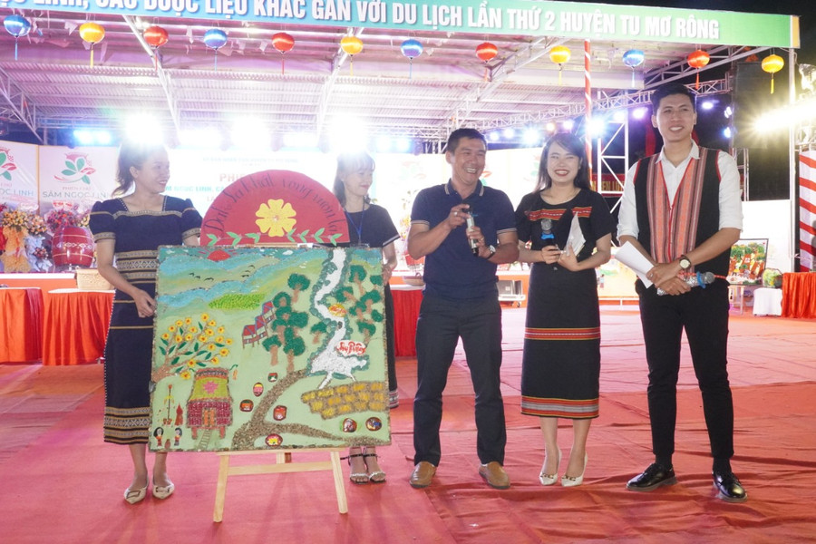 Những bức tranh trên đá được bán đấu giá nhằm gây quỹ từ thiện và quỹ khuyến học. Những bức tranh trên đá được bán đấu giá nhằm gây quỹ từ thiện và quỹ khuyến học.