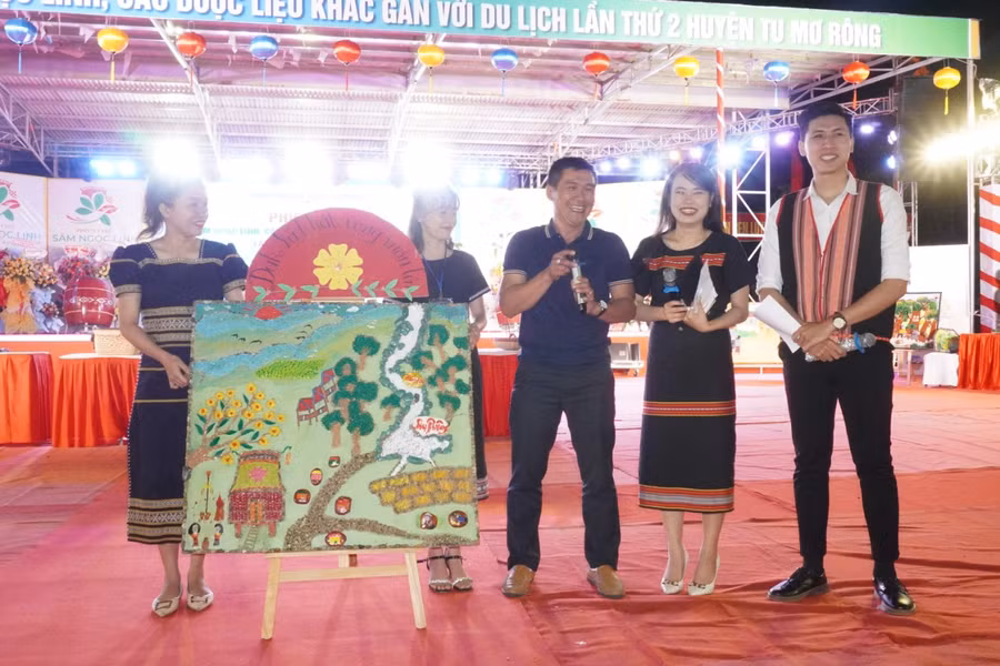 Những bức tranh trên đá được bán đấu giá nhằm gây quỹ từ thiện và quỹ khuyến học.