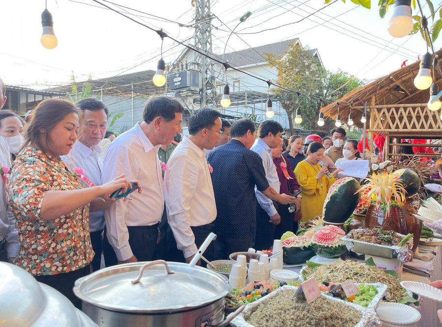 Ban giám khảo thưởng thức ẩm thực và chấm điểm cho các gian hàng. Ban giám khảo thưởng thức ẩm thực và chấm điểm cho các gian hàng.