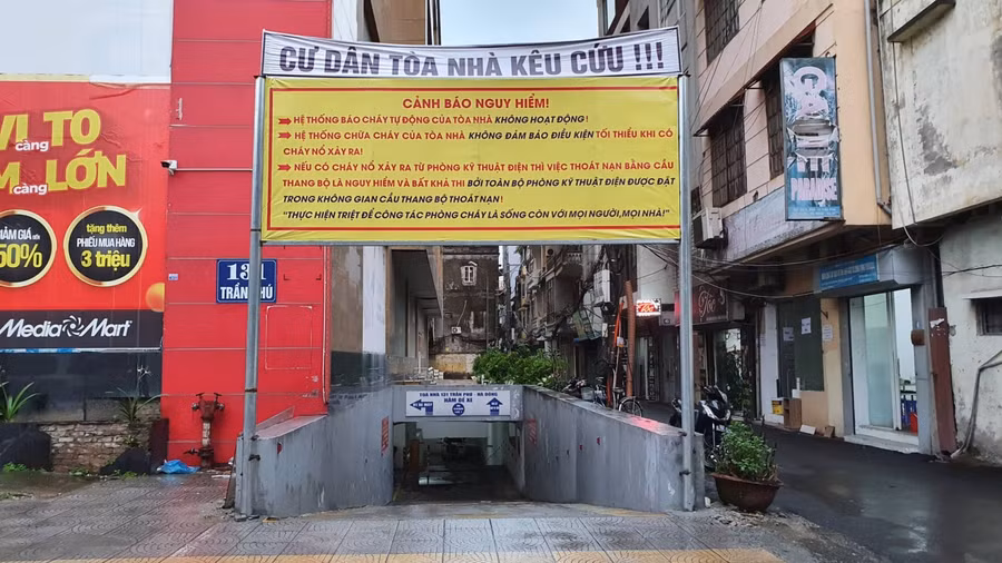 Những tấm băng rôn kêu cứu được cư dân treo trước tòa nhà hỗn hợp Sông Đà Urban Tower. 