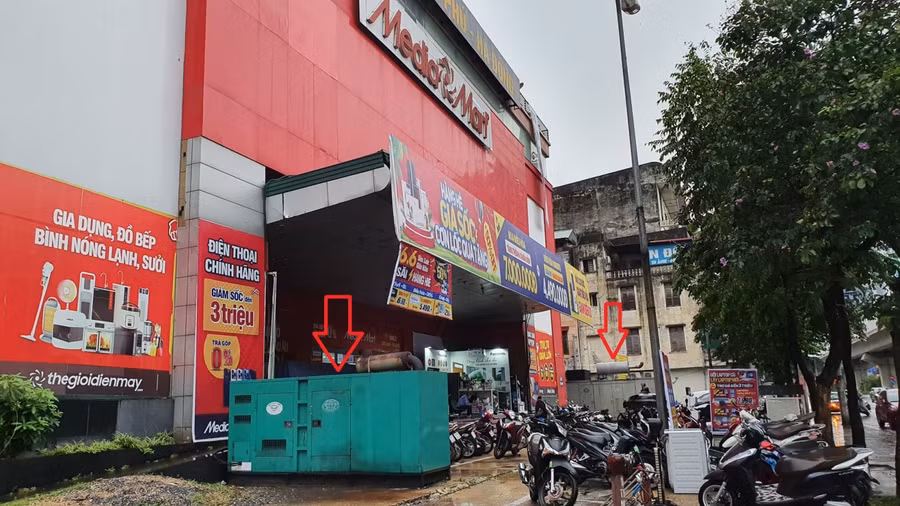 2 máy phát điện cỡ lớn chiếm dụng hết khu vực vỉa hè. Đây là những sai phạm đã được chỉ ra nhưng nhiều năm qua vẫn trây ì trong việc thực thi quyết định của cơ quan chức năng.