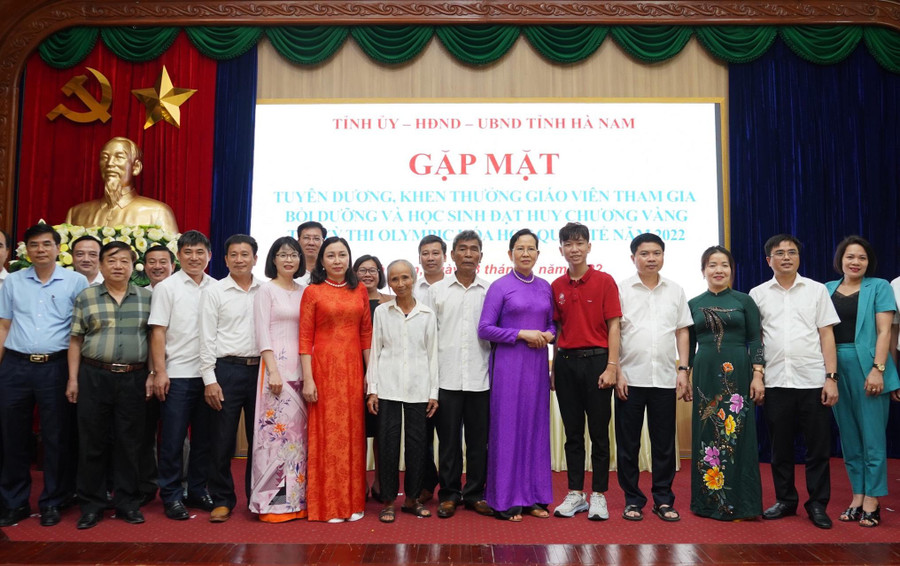 Em Trần Đức Minh cùng các thầy cô giáo, bạn học và gia đình Em Trần Đức Minh cùng các thầy cô giáo, bạn học và gia đình