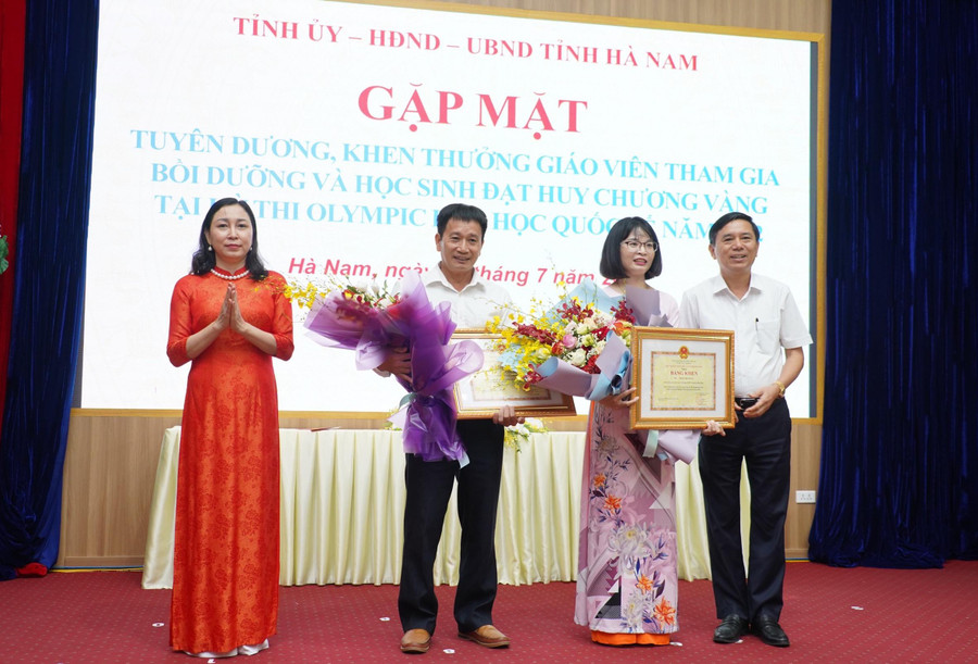 Khen thưởng cho các thầy cô giáo đã có thành tích xuất sắc trong việc bồi dưỡng học sinh giỏi Khen thưởng cho các thầy cô giáo đã có thành tích xuất sắc trong việc bồi dưỡng học sinh giỏi