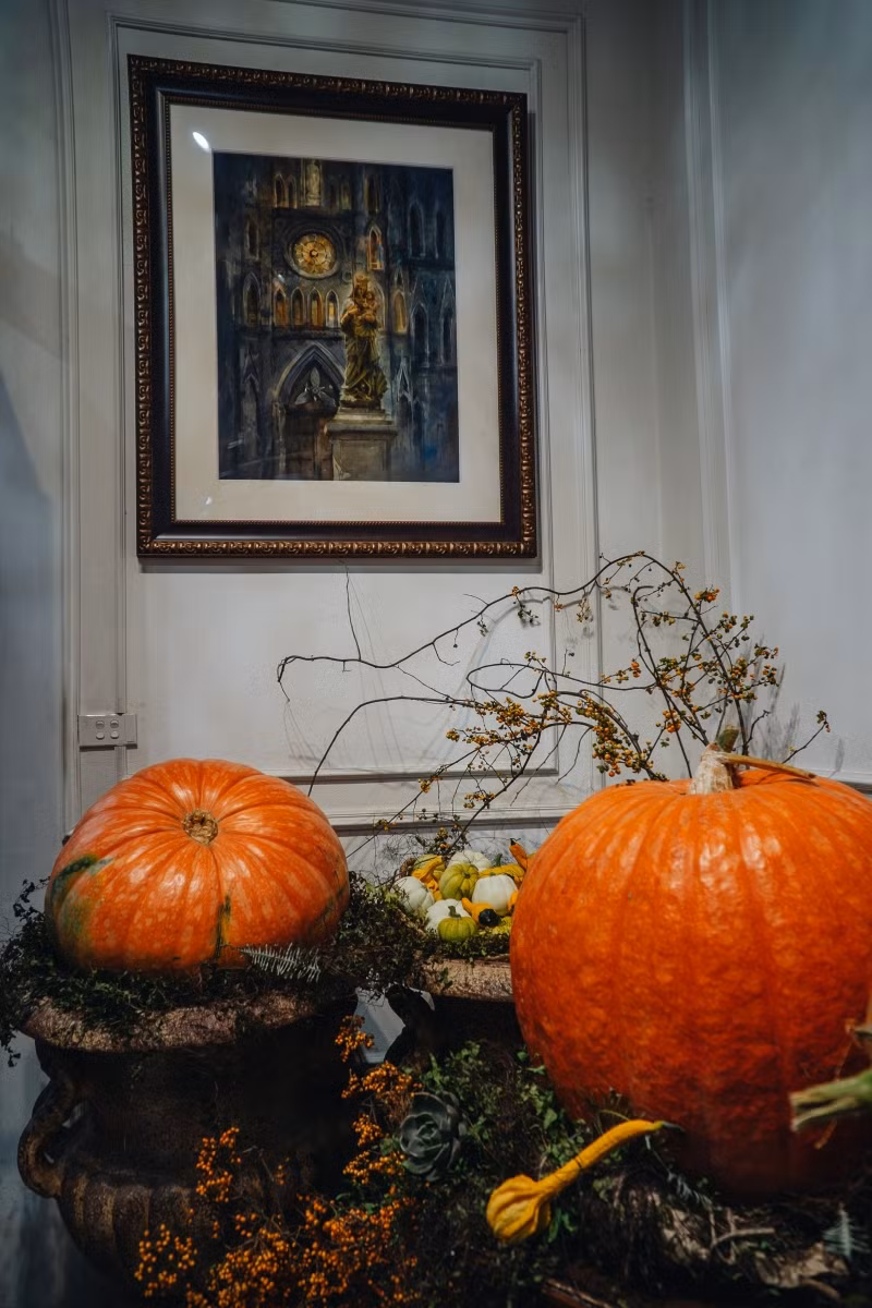 Bí ngô nhỏ giá mềm hơn từ 150 nghìn đồng đến 200 nghìn đồng được nhiều người chọn mua. Tổng cộng anh đã bán được 300 quả. Trong đó có khách đặt cả thùng vài chục cân để làm quà tặng.