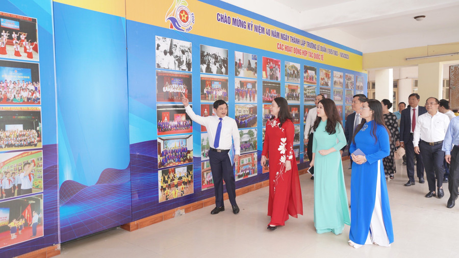 Các đại biểu tham quan triển lãm ảnh và phòng truyền thống Trường Lê Duẩn. Các đại biểu tham quan triển lãm ảnh và phòng truyền thống Trường Lê Duẩn.