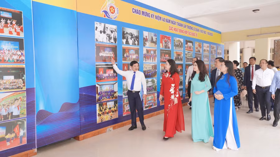 Các đại biểu tham quan triển lãm ảnh và phòng truyền thống Trường Lê Duẩn.