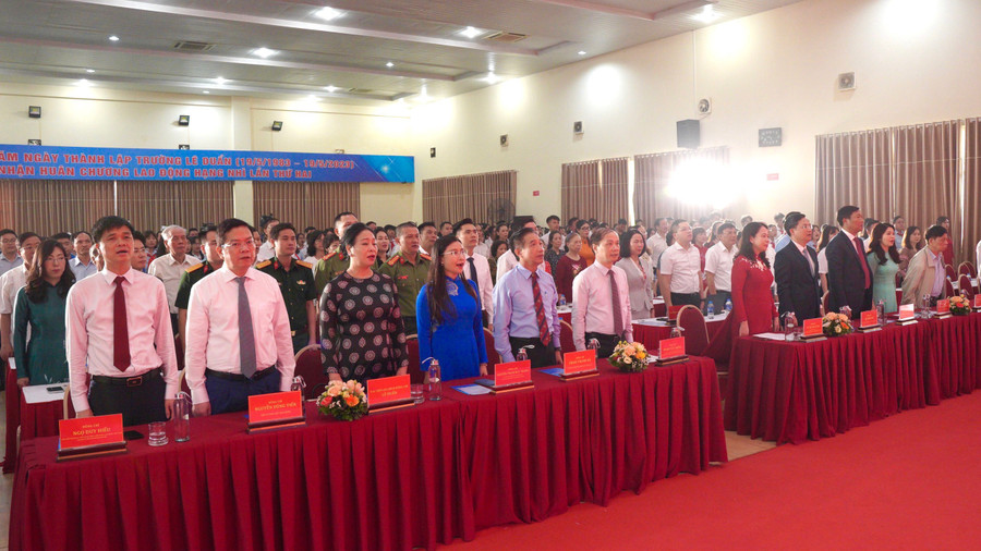 Các đại biểu dự chương trình. Các đại biểu dự chương trình.