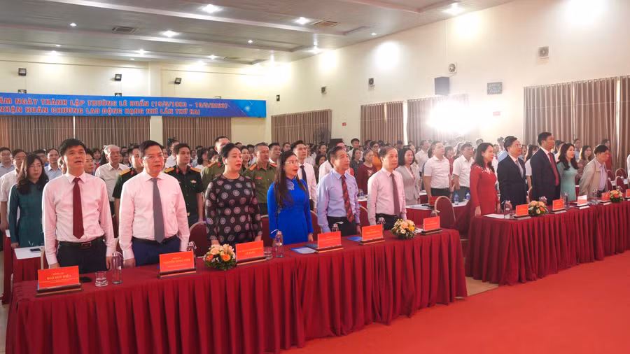 Các đại biểu dự chương trình.