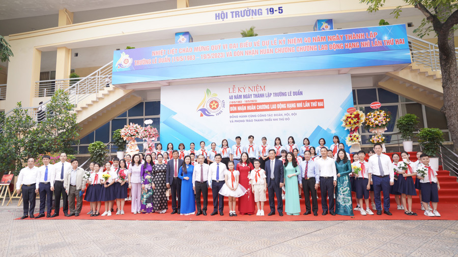 Phó Chủ tịch nước Võ Thị Ánh Xuân cùng thầy cô giáo và học sinh Trường Lê Duẩn. Phó Chủ tịch nước Võ Thị Ánh Xuân cùng thầy cô giáo và học sinh Trường Lê Duẩn.