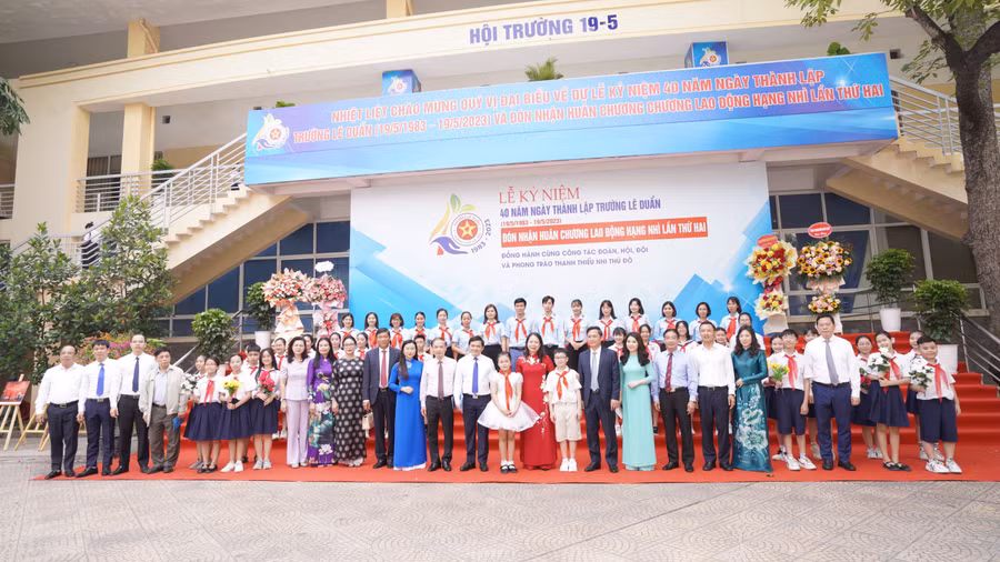 Phó Chủ tịch nước Võ Thị Ánh Xuân cùng thầy cô giáo và học sinh Trường Lê Duẩn.