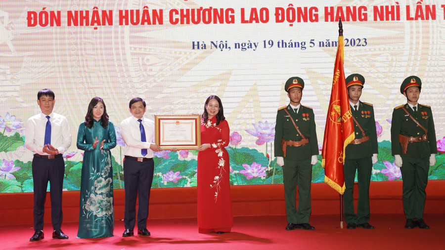 Phó Chủ tịch nước Võ Thị Ánh Xuân trao tặng Huân chương Lao động hạng Nhì cho Trường Lê Duẩn. Phó Chủ tịch nước Võ Thị Ánh Xuân trao tặng Huân chương Lao động hạng Nhì cho Trường Lê Duẩn.