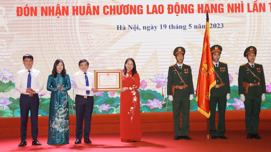 Phó Chủ tịch nước Võ Thị Ánh Xuân trao tặng Huân chương Lao động hạng Nhì cho Trường Lê Duẩn.