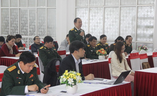 Các cán bộ, công chức phát biểu thảo luận tại buổi tập huấn Các cán bộ, công chức phát biểu thảo luận tại buổi tập huấn