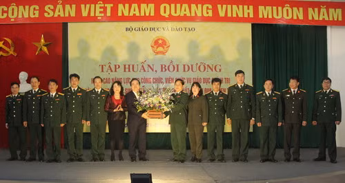 Bộ trưởng Phùng Xuân Nhạ và Thứ trưởng Nguyễn Thị Nghĩa chúc mừng tập thể cán bộ, công chức Vụ Giáo dục Quốc phòng và An ninh