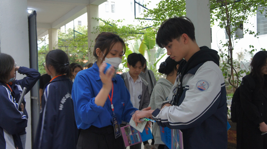 Tình nguyện viên kiểm soát danh sách thí sinh dự thi tại điểm thi.