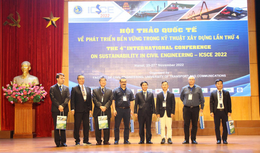 PGS.TS Nguyễn Ngọc Long - Hiệu trưởng Trường ĐH Giao thông vận tải tặng quà cho các diễn giả tại hội thảo. PGS.TS Nguyễn Ngọc Long - Hiệu trưởng Trường ĐH Giao thông vận tải tặng quà cho các diễn giả tại hội thảo.