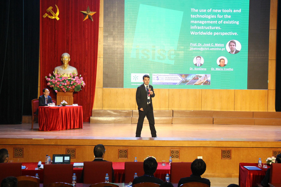Chuyên gia nước ngoài trình bày báo cáo tham luận của mình tại hội thảo. Chuyên gia nước ngoài trình bày báo cáo tham luận của mình tại hội thảo.