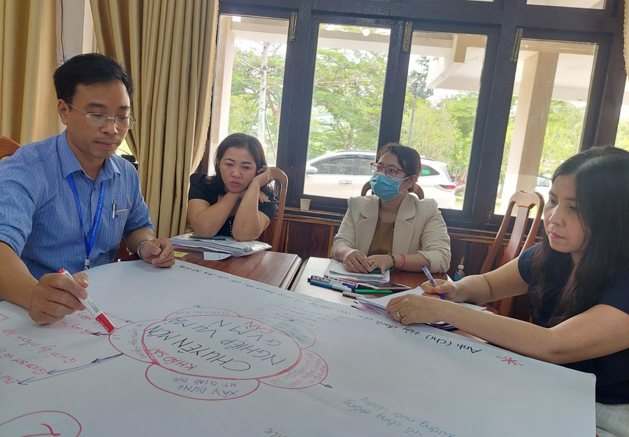 Học viên nghiêm túc học tập, thảo luận bài. Học viên nghiêm túc học tập, thảo luận bài.