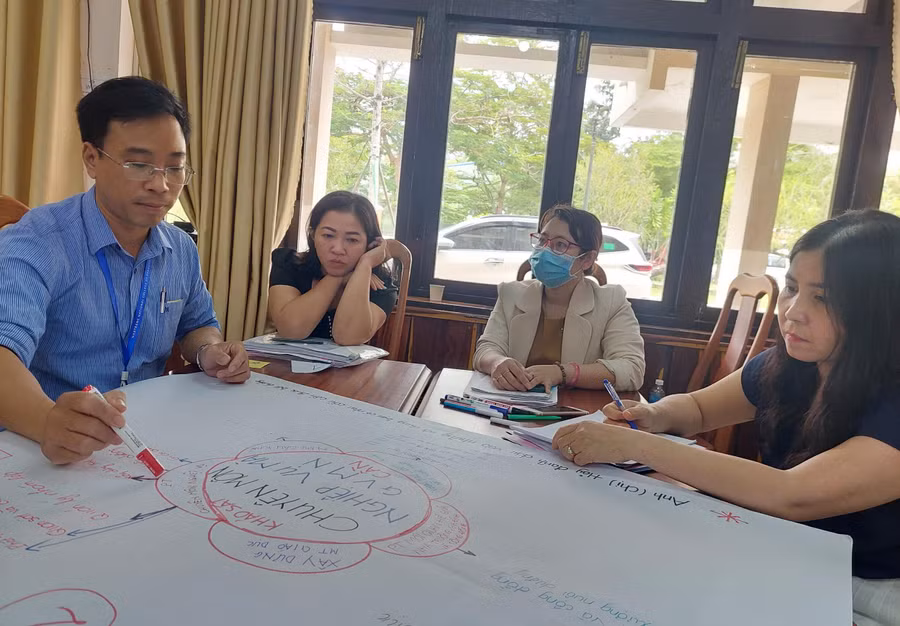 Học viên nghiêm túc học tập, thảo luận bài.