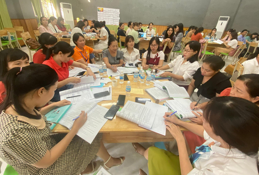 Học viên tham gia khóa tập huấn, bồi dưỡng giáo viên, cán bộ quản lý cốt cán mầm non dựa trên tiếp cận mới về chức năng và nhiệm vụ của đội ngũ cốt cán khu vực miền Trung. Học viên tham gia khóa tập huấn, bồi dưỡng giáo viên, cán bộ quản lý cốt cán mầm non dựa trên tiếp cận mới về chức năng và nhiệm vụ của đội ngũ cốt cán khu vực miền Trung.