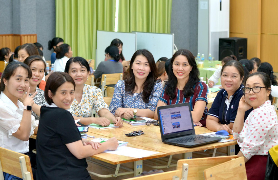 Chăm chú lắng nghe báo cáo viên giảng bài. Chăm chú lắng nghe báo cáo viên giảng bài.