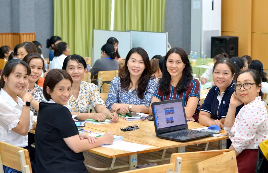 Chăm chú lắng nghe báo cáo viên giảng bài.