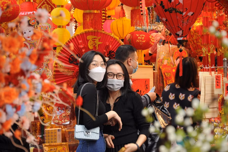 Hình ảnh phố Hàng Mã náo nhiệt trở lại trong tuần cận Tết ảnh 6