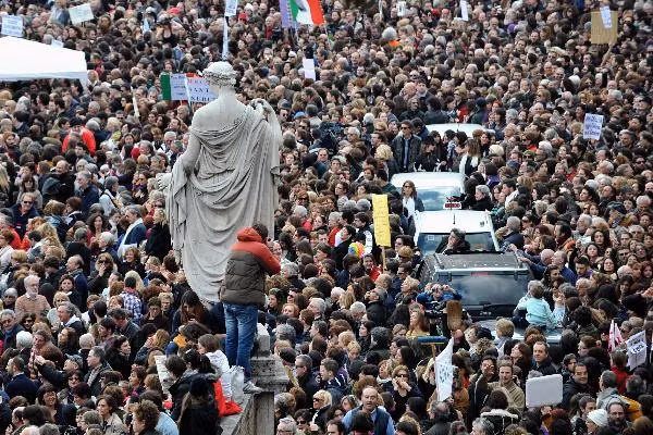 Cuộc biểu tình khổng lồ chống lại Thủ tướng Italia