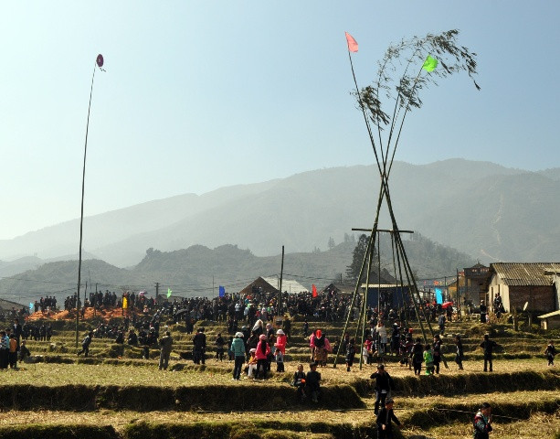 Tả phìn nô nức vào hội xuân ảnh 12 Lễ hội đầu năm còn mang ý nghĩa cầu mong mưa thuận gió hòa, mùa màng bội thu, con người nhân ái. Người đi hội ai cũng ấp ủ kỳ vọng vào một năm sung túc, thịnh vượng.