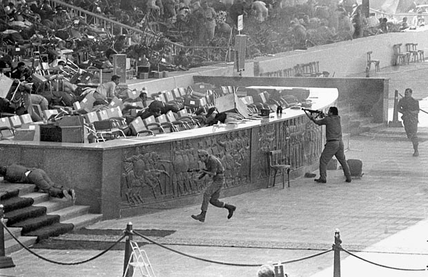 Sự nghiệp TT Ai Cập Hosni Mubarak qua ảnh ảnh 2 6 October 1981: Egyptian soldiers fire on President Anwar Al-Sadat while he reviews a military parade in Cairo.