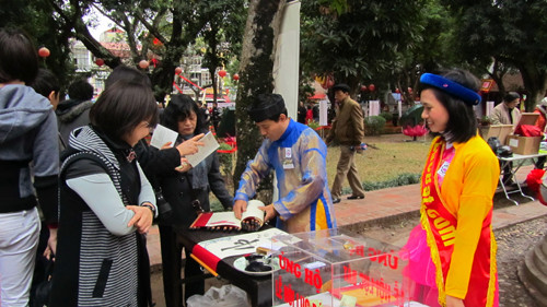 Nhà thư pháp Kiều Quốc Khánh viết thư pháp tiếng Việt tặng du khách ủng hộ cho Lễ hội Lục bát Tân Mão (6/8 ÂL)