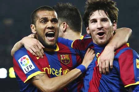 Alves theo chân HLV Guardiola gia hạn hợp đồng với Barca?