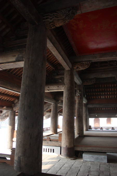 Những cột cái của đình Chu Quyến lớn đến 2,45 mét chu vi nên ca dao còn có câu "to như cột đình Chàng". Ảnh, gdtd.vn