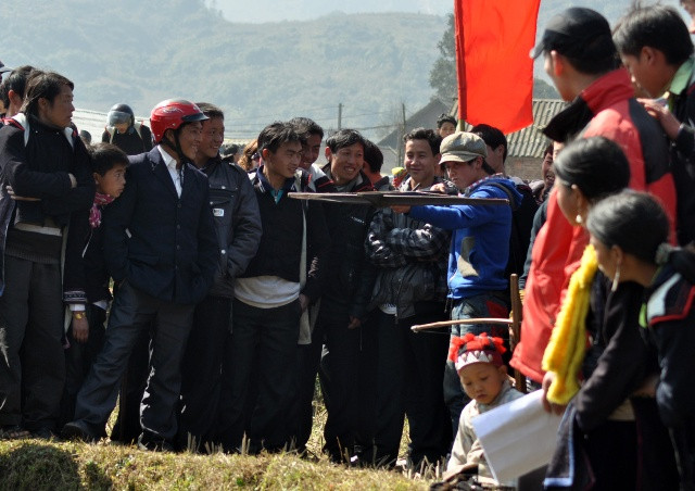 Tả phìn nô nức vào hội xuân ảnh 9 Góc bên kia là cuộc thi bắn nỏ. Mỗi người được bắn 3 mũi tên. Chàng trai trẻ này giành điểm gần tuyệt đối.