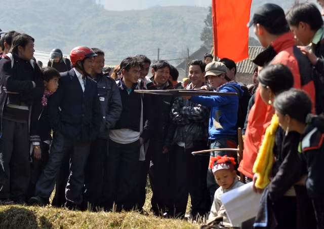 Góc bên kia là cuộc thi bắn nỏ. Mỗi người được bắn 3 mũi tên. Chàng trai trẻ này giành điểm gần tuyệt đối.