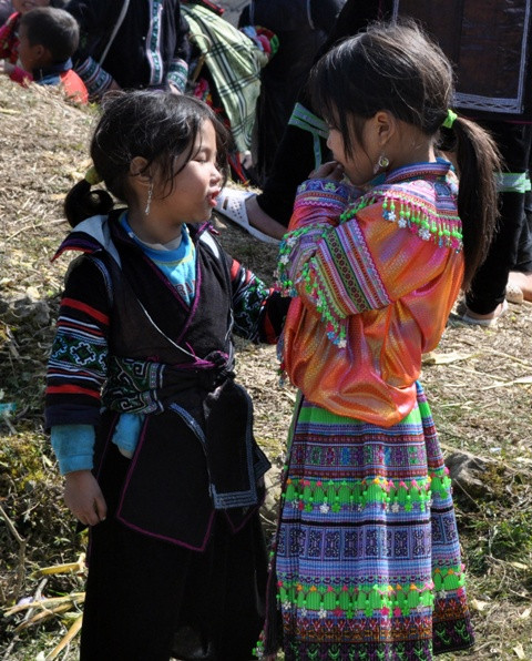 Tả phìn nô nức vào hội xuân ảnh 10 Chẳng mấy quan tâm đến trò chơi của các anh chị và người lớn, đôi bạn tiểu học này tranh thủ tâm sự…