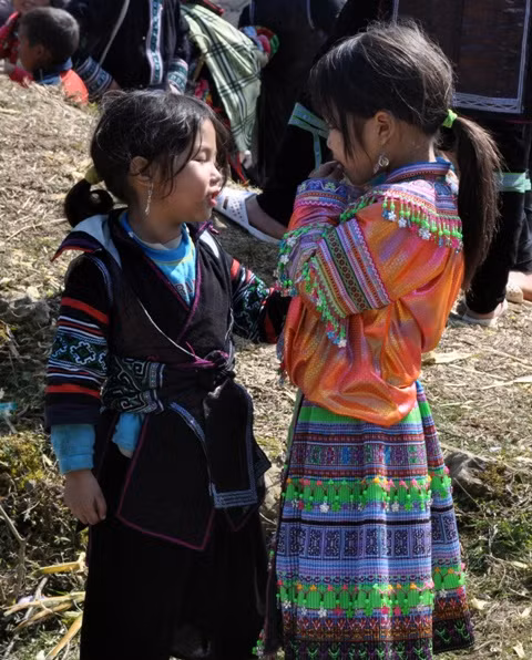 Chẳng mấy quan tâm đến trò chơi của các anh chị và người lớn, đôi bạn tiểu học này tranh thủ tâm sự…