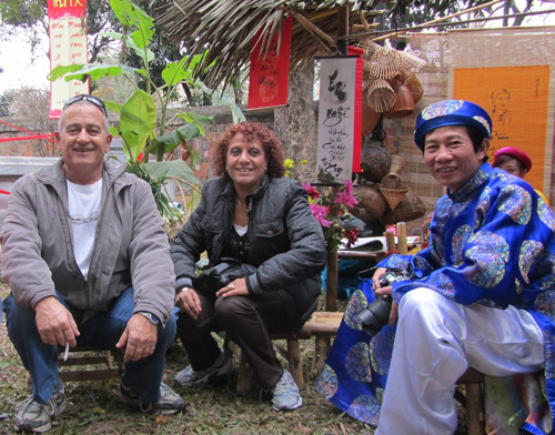 Hoạ sỹ Hồng Phúc và các du khách nước ngoài tại Quán lục bát